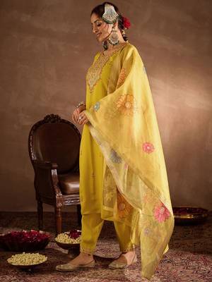 Floral Embroidered Thread Work Straight Kurta With Trousers & Dupatta 5