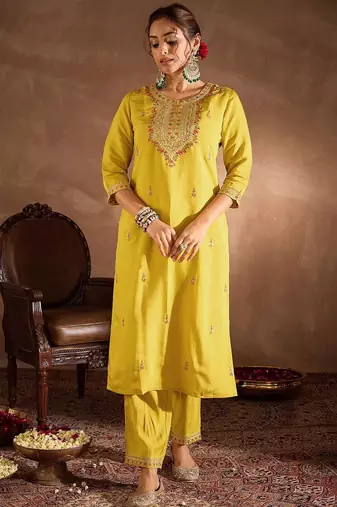 Floral Embroidered Thread Work Straight Kurta With Trousers & Dupatta