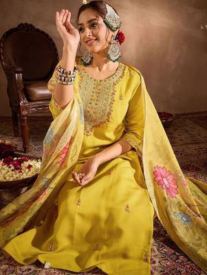 Floral Embroidered Thread Work Straight Kurta With Trousers & Dupatta 7