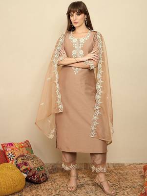 Floral Embroidered Thread Work Straight Kurta With Trousers & Dupatta 1