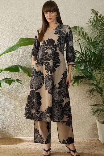 Women Floral Printed Regular Kurta with Trousers
