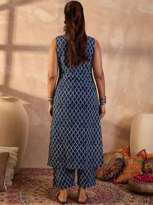 Women Printed Regular Pure Cotton Kurta with Trousers 6