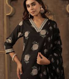 Women Floral Printed Sequinned  Cotton Kurta with Trousers & Dupatta
