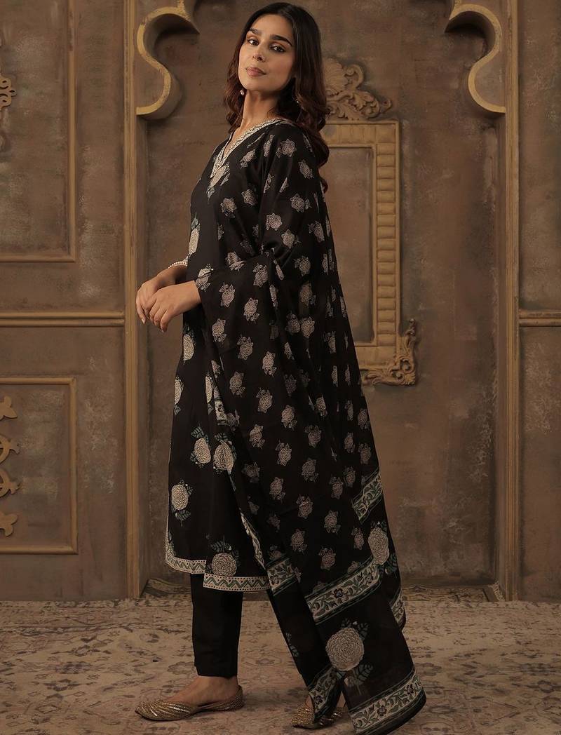 Women Floral Printed Sequinned Pure Cotton Kurta with Trousers & Dupatta