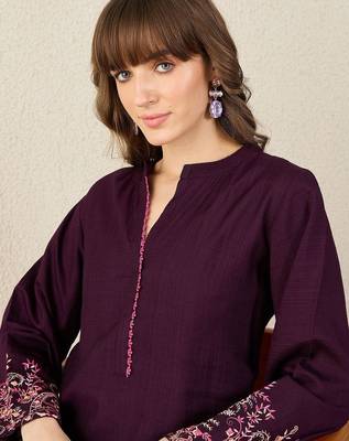 Floral Embroidered Mandarin Collar Thread Work Straight Kurta & Trousers 2