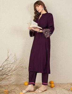Floral Embroidered Mandarin Collar Thread Work Straight Kurta & Trousers 5