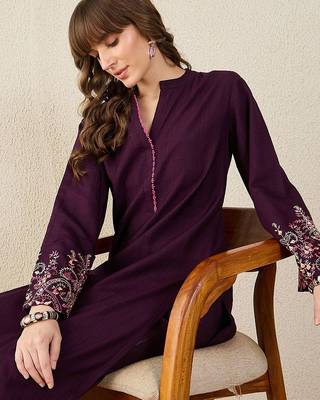Floral Embroidered Mandarin Collar Thread Work Straight Kurta & Trousers 6
