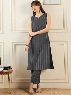 Geometric Printed Sweetheart Neck Pure Cotton Straight Kurta With Trousers 1