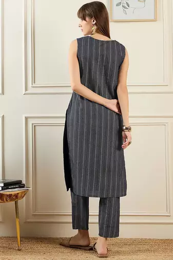 Geometric Printed Sweetheart Neck Pure Cotton Straight Kurta With Trousers