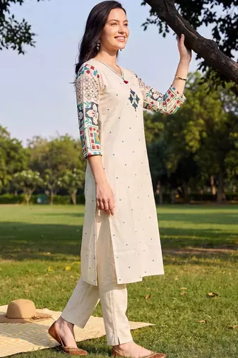 Women Ethnic Motifs Printed Regular Kurta with Trousers