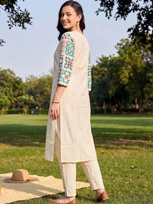 Women Ethnic Motifs Printed Regular Kurta with Trousers 3
