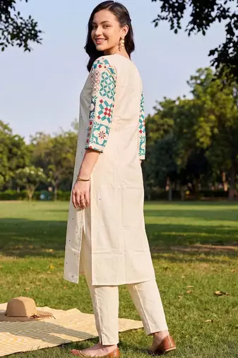 Women Ethnic Motifs Printed Regular Kurta with Trousers