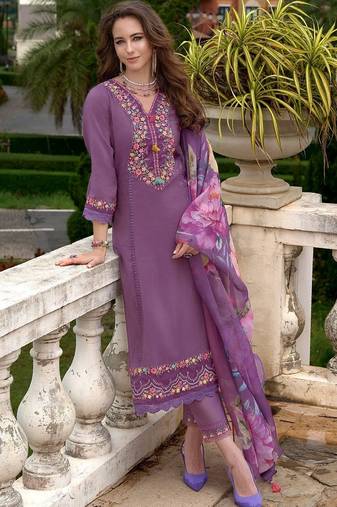 Women Floral Embroidered Regular Thread Work Kurta with Trousers & With Dupatta