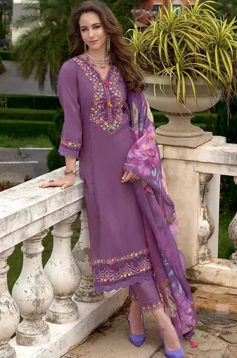 Women Floral Embroidered Regular Thread Work Kurta with Trousers & With Dupatta