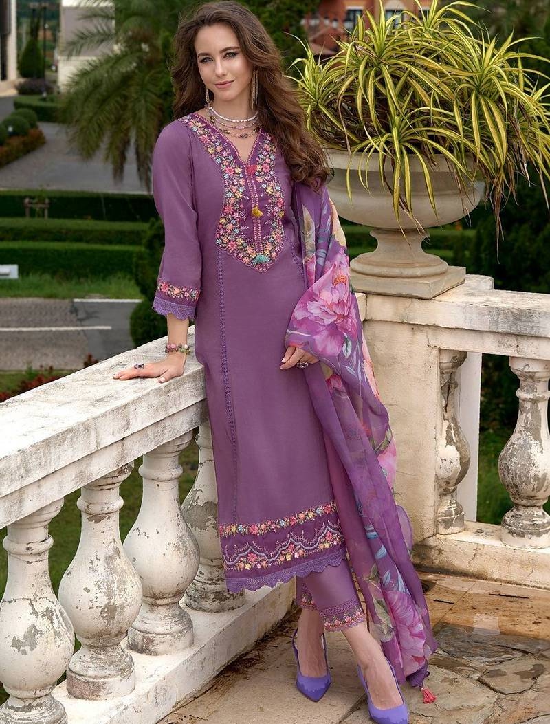 Women Floral Embroidered Regular Thread Work Kurta with Trousers & With Dupatta