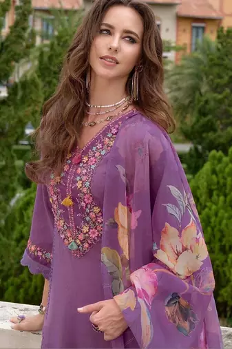 Women Floral Embroidered Regular Thread Work Kurta with Trousers & With Dupatta