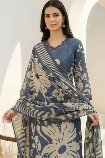 Women Floral Printed Regular Beads and Stones Kurta with Trousers & With Dupatta