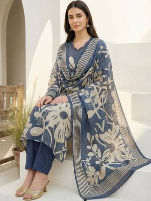 Women Floral Printed Regular Beads and Stones Kurta with Trousers & With Dupatta 5