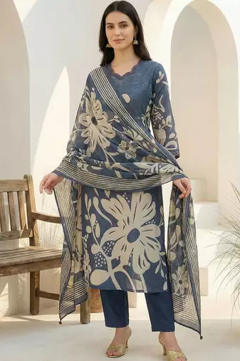 Women Floral Printed Regular Beads and Stones Kurta with Trousers & With Dupatta