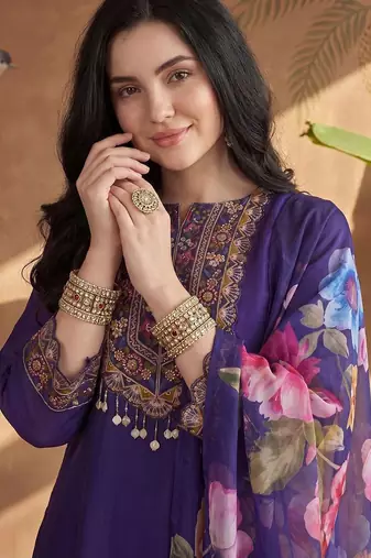Women Floral Embroidered Regular Thread Work Kurta with Trousers & With Dupatta