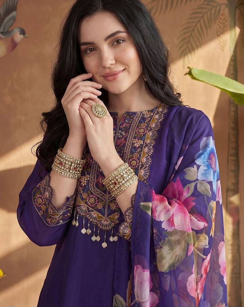 Women Floral Embroidered Regular Thread Work Kurta with Trousers & With Dupatta