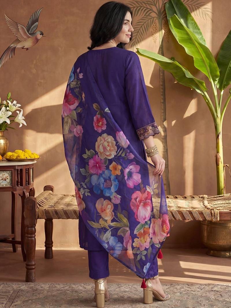 Women Floral Embroidered Regular Thread Work Kurta with Trousers & With Dupatta