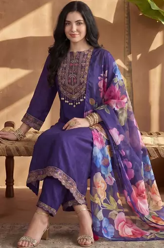 Women Floral Embroidered Regular Thread Work Kurta with Trousers & With Dupatta