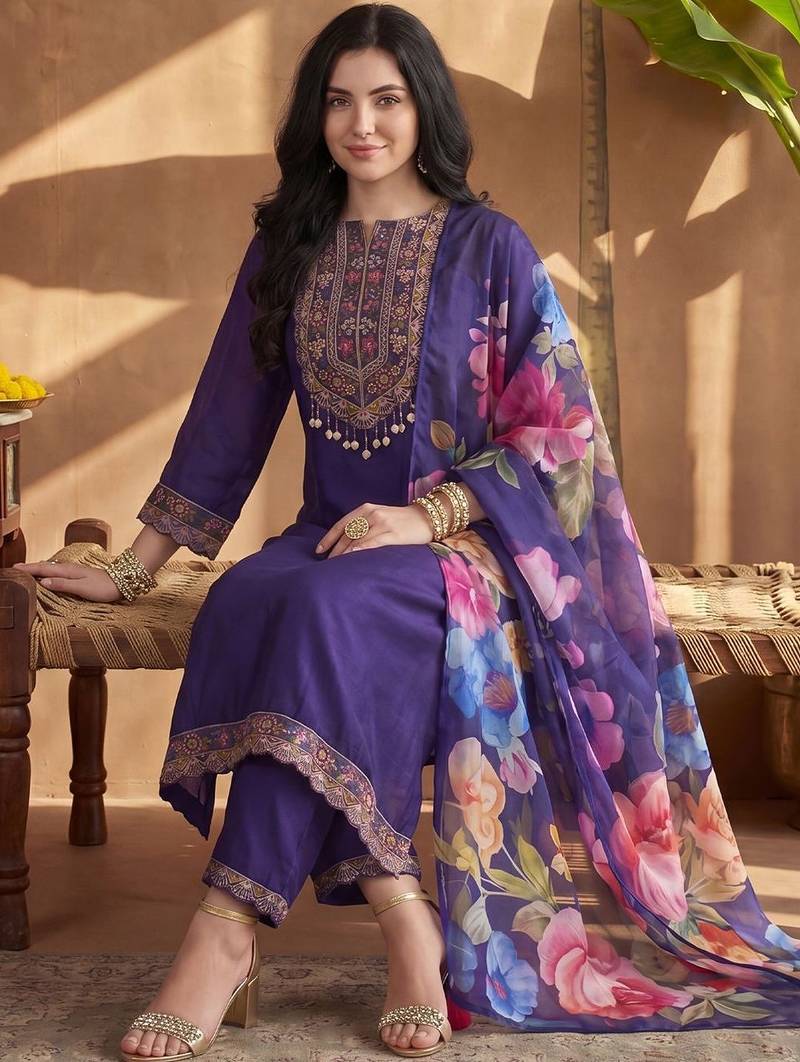 Women Floral Embroidered Regular Thread Work Kurta with Trousers & With Dupatta