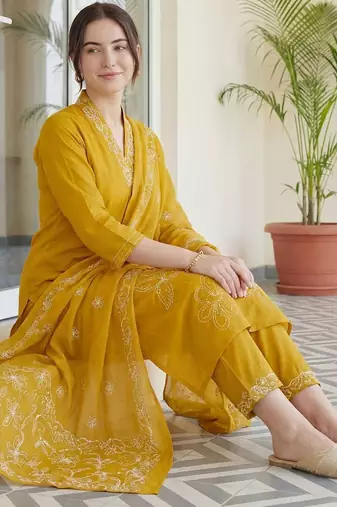 Women Floral Embroidered Regular Thread Work Pure Cotton Kurta with Trousers & With Dupatta