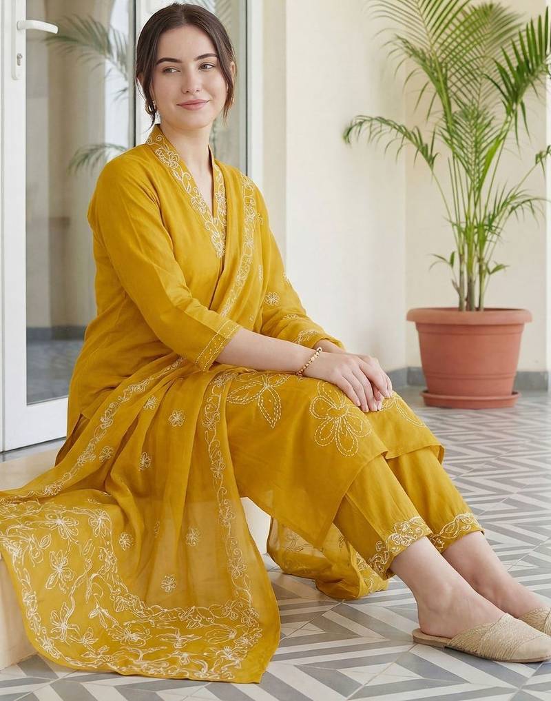Women Floral Embroidered Regular Thread Work Pure Cotton Kurta with Trousers & With Dupatta