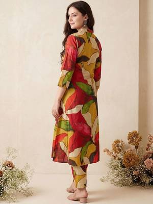 Women Printed Pleated Pure Cotton Kurta with Trousers 4