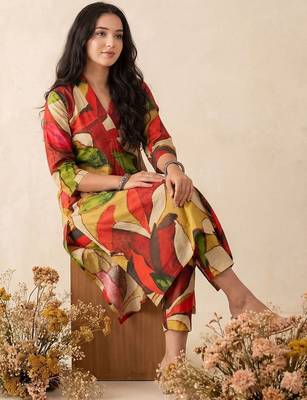 Women Printed Pleated Pure Cotton Kurta with Trousers 5