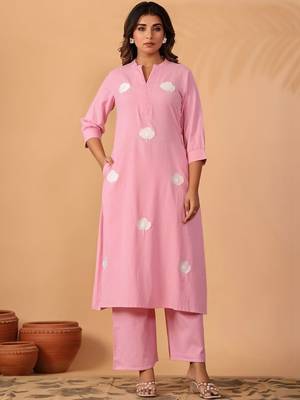 Women Floral Embroidered Regular Thread Work Kurta with Palazzos 1