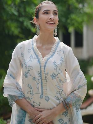 Floral Embroidered Thread Work Kurta With Trousers & Dupatta 3