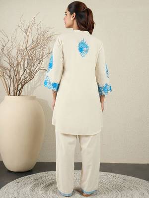 Women Floral Printed Cotton Kurta with Trousers 4