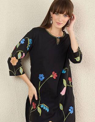 Women Floral Printed Cotton Kurta with Trousers 1