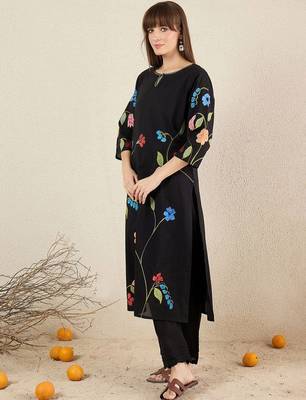 Women Floral Printed Cotton Kurta with Trousers 4