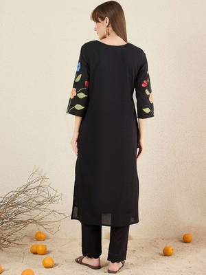 Women Floral Printed Cotton Kurta with Trousers 5