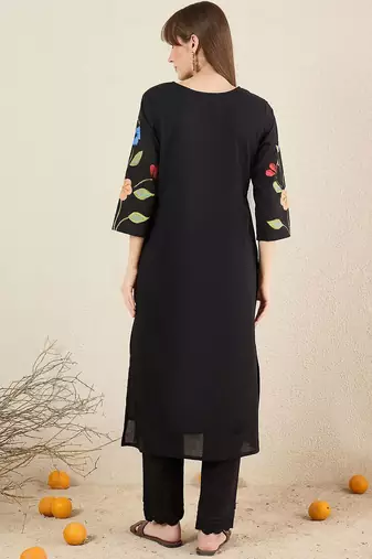 Women Floral Printed Cotton Kurta with Trousers