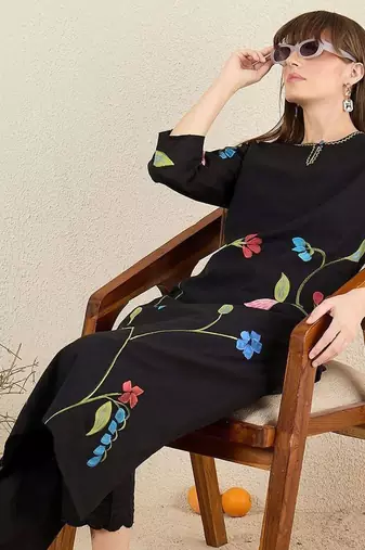 Women Floral Printed Cotton Kurta with Trousers