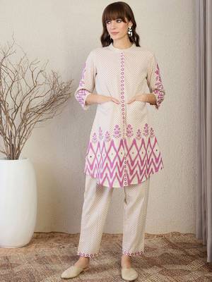 Floral Printed Mandarin Collar Straight Kurta With Trousers 1