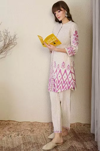Floral Printed Mandarin Collar Straight Kurta With Trousers