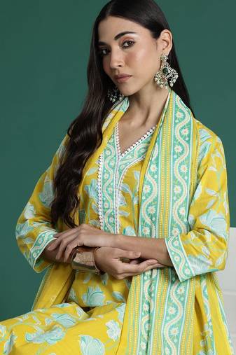 Women Floral Printed Regular  Cotton Kurta with Trousers & With Dupatta