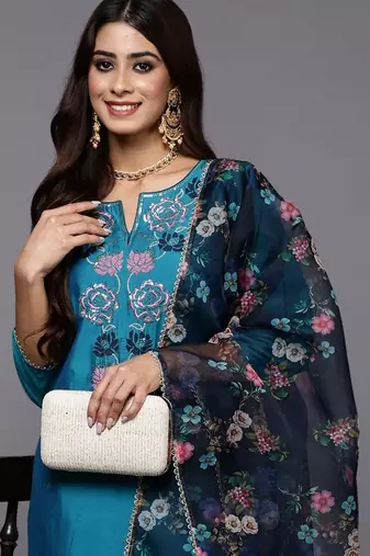 Women Floral Embroidered Regular Thread Work Kurta with Trousers & With Dupatta