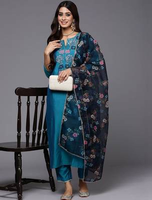 Women Floral Embroidered Regular Thread Work Kurta with Trousers & With Dupatta 1