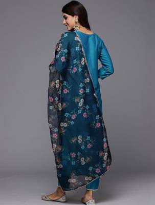 Women Floral Embroidered Regular Thread Work Kurta with Trousers & With Dupatta 3