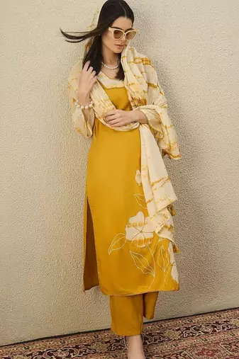 Women Floral Printed Regular Kurta with Trousers & With Dupatta