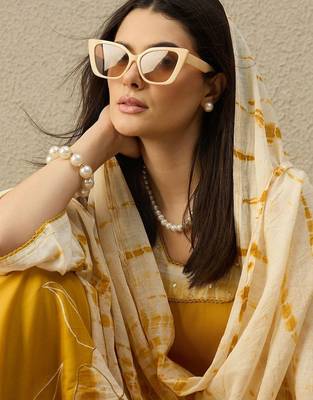 Women Floral Printed Regular Kurta with Trousers & With Dupatta 2