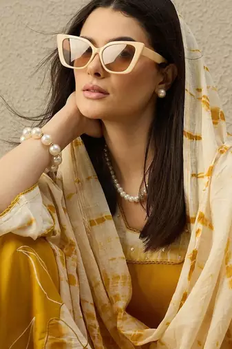 Women Floral Printed Regular Kurta with Trousers & With Dupatta