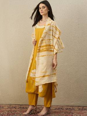 Women Floral Printed Regular Kurta with Trousers & With Dupatta 3